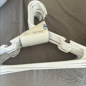 Mainstays White Plastic Hangers